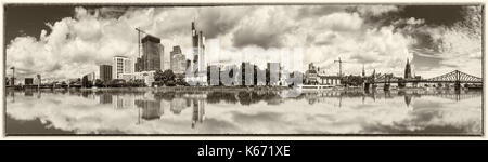 Panorama estivo del quartiere finanziario con le torri del cielo si riflette sulla superficie del fiume in frankfurt am main, Germania Foto Stock