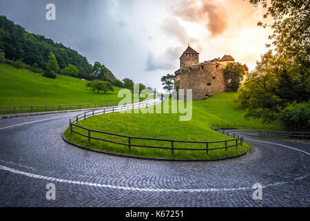Il castello di Vaduz, la residenza ufficiale del principe di Liechtenstein, al tramonto. Foto Stock