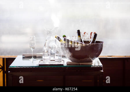 Bottiglie di vino in una benna Foto Stock