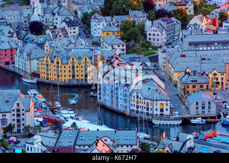 Tramonto colorato in alesund città portuale Foto Stock