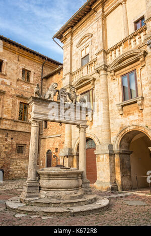 La custodia Griffin e lion bene nella vecchia città medievale di montepulciano in toscana italia. montpulciano è famosa per il suo vino. Foto Stock