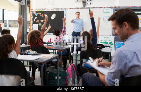 Tirocinio di formazione degli insegnanti come insegnare agli studenti elementari Foto Stock