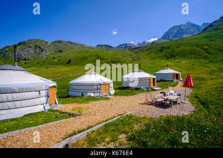 Tende rotonde, yurts, per ospitare i visitatori a Alp Flix Foto Stock