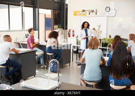 Indirizzamento degli insegnanti per gli alunni di una scuola di lezione di scienze Foto Stock