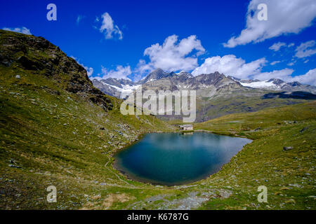 Il Lago Nero, schwarzsee con la cappella maria della neve, Maria zum Schnee, alte montagne in distanza Foto Stock