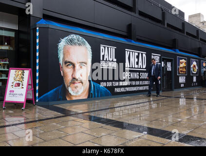 Il primo di Paul Hollywood della nuova catena di impastare panetterie e negozi di caffè presso la stazione di Euston, London, Regno Unito Foto Stock