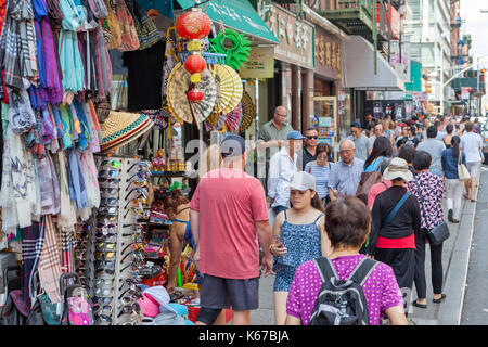 I pedoni a piedi di Chinatown, New York City. Foto Stock