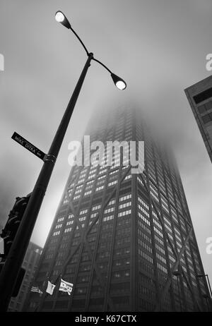 John Hancock Center in nebbia Foto Stock