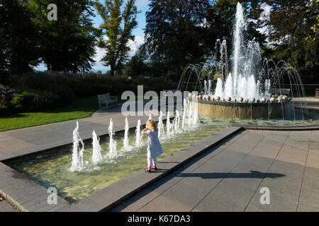 Il Diamante fontana del Giubileo in Windsor, Berkshire. Regno Unito. La fontana è stata commissionata per celebrare il Queens Diamond giubileo nel 2012. (90) Foto Stock