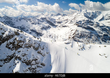 Immagine aerea di un gruppo di 3 persone sci touring Foto Stock