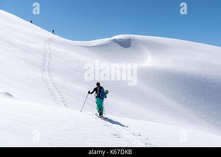 La donna lo sci alpinismo nelle Alpi, Sportgastein, Bad Gastein, Salisburgo, Austria Foto Stock