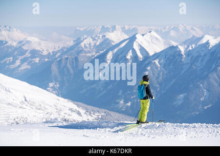 Vista posteriore dello sciatore femmina, Sportgastein, Bad Gastein, Salisburgo, Austria Foto Stock