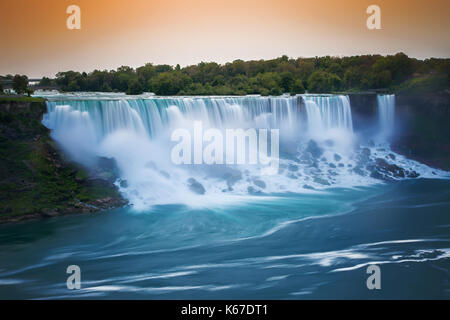 American Falls e Bridal Veil Falls all'alba, Niagara Falls, New York, Stati Uniti Foto Stock