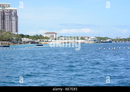 Cebu, Filippine - Aprile 5, 2016: Shangri-la Mactan Resort e Spa visto dall'acqua. Il resort di lusso dispone di un santuario marino. Foto Stock