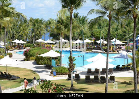 Cebu, Filippine - Aprile 5, 2016: Shangri-la Mactan Resort and Spa e area piscina. Il resort di lusso dispone di un santuario marino. Foto Stock