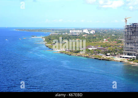 Cebu, Filippine - Aprile 5, 2016: vista aerea di isola di Cebu. Shangri-la Mactan Resort e Spa sono visibili lungo con altri villaggi e una nuova costruzione Foto Stock