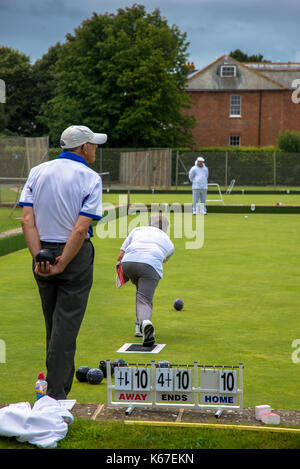 Gli uomini gioco delle bocce a Sidmouth, Inghilterra Foto Stock