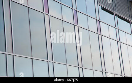 Viola e vetro blu su un ufficio moderno Foto Stock