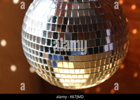 Argento palla da discoteca con la riflessione della luce Foto Stock