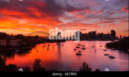 Incredibile palpitante rosso tramonto su Sydney dal Waverton, Nuovo Galles del Sud, Australia Foto Stock