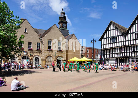 Morris dancing display, Piazza del Mercato, Evesham, Worcestershire, England, Regno Unito Foto Stock