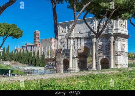 Arco di Costantino lato sud, da via Triumphalis, Colosseo a destra, Roma, lazio, L'Italia, l'Europa. Foto Stock