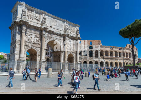 Arco di Costantino lato sud, da via Triumphalis, Colosseo a destra, Roma, lazio, L'Italia, l'Europa. Foto Stock