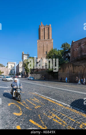 Torre delle Milizie visto da via quattro novembre, Roma, lazio, L'Italia, l'Europa. Foto Stock