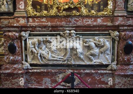 Venezia Veneto Italia. La Basilica di Santa Maria Gloriosa (I Frari), interno. Altare delle Reliquie dettaglio. La sepoltura di Cristo (Sepoltura di Cristo), da Francesco C Foto Stock