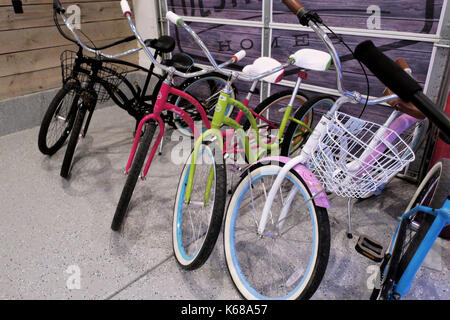Una fila di biciclette parcheggiate in un garage. Foto Stock