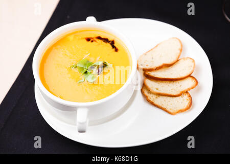 Purea di zuppa di zucca Foto Stock