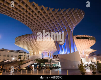 Vista della notte di Parasol Metropol , popolarmente chiamata 'funghi di Siviglia', eseguita dall'architetto Jürgen Mayer, Siviglia, Andalusia, Spagna Foto Stock