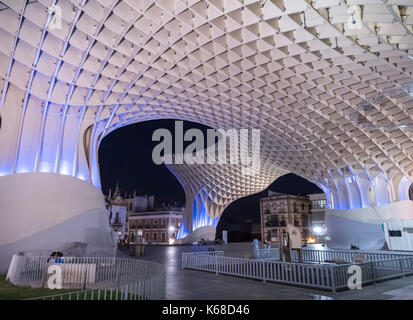 Vista della notte di Parasol Metropol , popolarmente chiamata 'funghi di Siviglia', eseguita dall'architetto Jürgen Mayer, Siviglia, Andalusia, Spagna Foto Stock