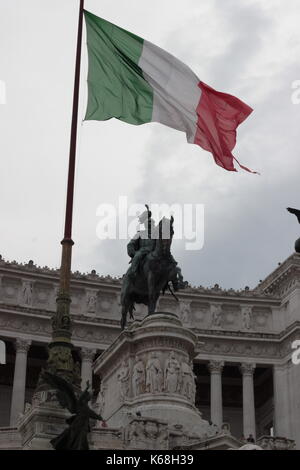 Scultura in bronzo su Piazza Venezia a Roma, realizzata da Giuseppe Sacconi. Foto Stock