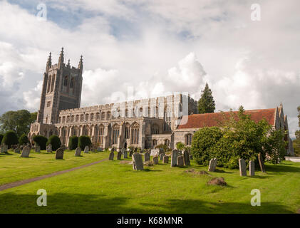 Incredibile piena estate frontale vista della vecchia chiesa inglese nel Long Melford con cimitero davanti; Inghilterra; Regno Unito Foto Stock