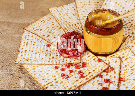 Miele e melograno per i tradizionali simboli vacanze Rosh hashanah jewesh vacanza sul tavolo di legno superiore e lo sfondo di legno Foto Stock