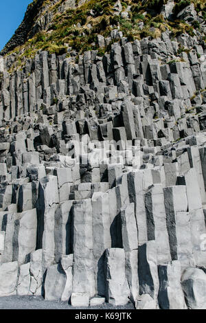 Famose colonne di basalto a spiaggia di vik in Islanda. Foto Stock