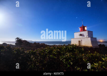 Bellissima vista sull'oceano pacifico durante una chiara notte piena di stelle. La foto è stata scattata in ucluelet, isola di Vancouver, British Columbia, Canada. Foto Stock