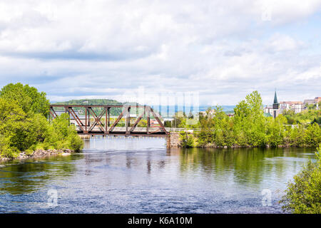 Paesaggio urbano o skyline del Saguenay, Canada city in Quebec con Chicoutimi fiume e l'acqua che scorre in estate con ruggine rusty ponte e chiesa cattedrale, Foto Stock