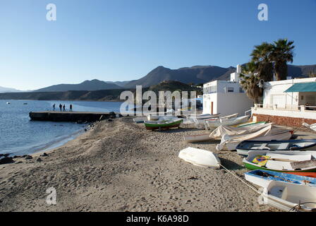 La Isleta del Moro, villaggio di pescatori, Cabo de Gata, provincia di Almeria, Spagna Foto Stock