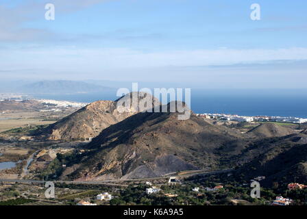 Vista verso il mare e verso il basso a Mojacar Playa da Mojacar Pueblo, provincia di Almeria, Spagna Foto Stock