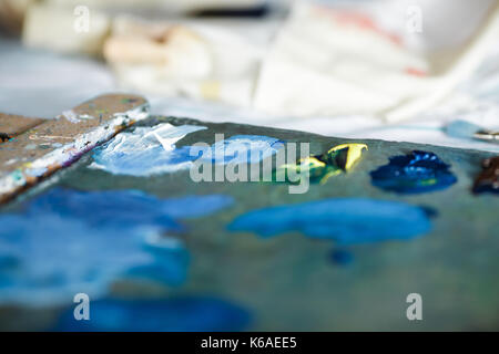 Colorate Vernici a olio su palette in legno. artista area di lavoro Foto Stock