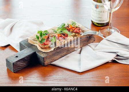 Sandwich di pane ai cereali e salmone scuro su sfondo marmo Foto Stock