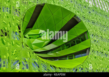 Cubo verde, sede del canale televisivo Euronews, la confluenza district, Lione, RHONE, FRANCIA Foto Stock