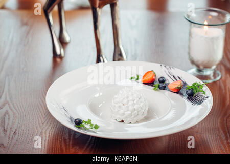 Gelato di palline in fetta tazze guarnita con zucchero caramellato candy Foto Stock