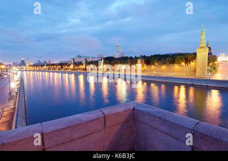 Vista notturna del Cremlino e il fiume Moskva, Mosca, Russia Foto Stock