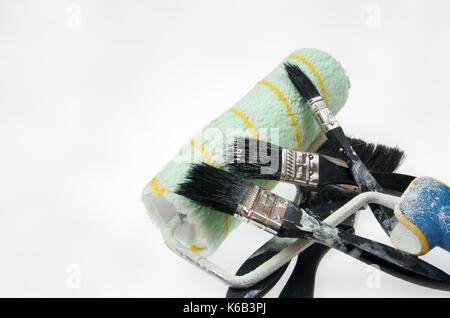 Gruppo di strumenti di nero per dipingere su sfondo bianco Foto Stock