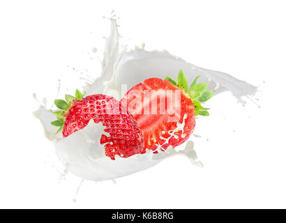 Fragole con spruzzi di latte isolate su uno sfondo bianco. Foto Stock