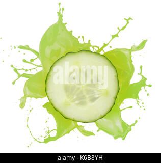 Cucumber Slice in succo splash isolato su uno sfondo bianco. Foto Stock