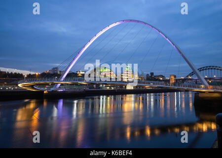 Il Newcaste-Upon-Tyne/Gateshead quayside al crepuscolo, mostrando la salvia, Milennium e Tyne Bridge Foto Stock